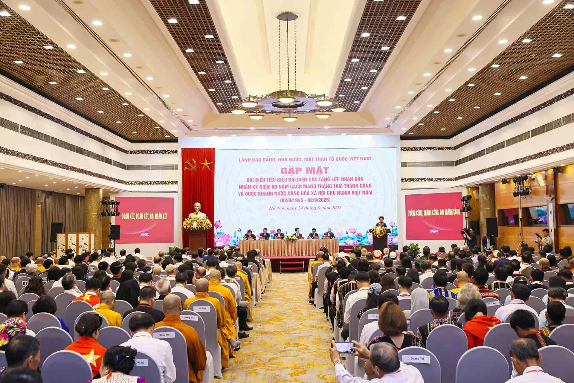 Doanh nhân Đỗ Quang Hiển được vinh danh xuất sắc đóng góp cho cộng đồng Doanh nhân Đỗ Quang Hiển được vinh danh xuất sắc đóng góp cho cộng đồng