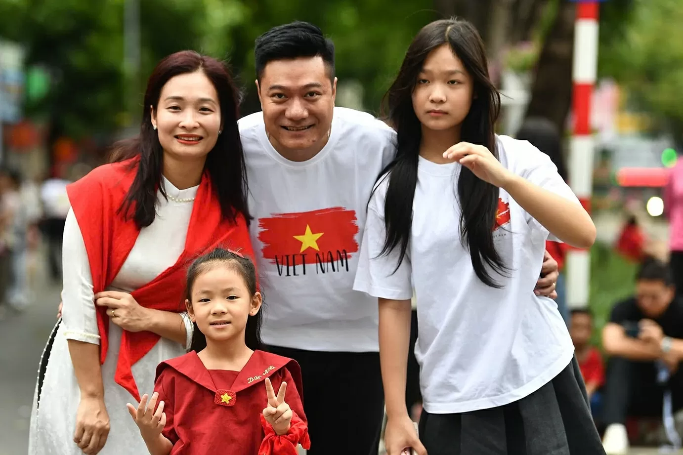 Gia đình chị Lê Thu Quỳnh ở mặt phố Ngọc Hà, nơi đoàn diễu binh sẽ đi qua cửa nhà. Mọi người trong gia đình chị đã sớm chuẩn bị trang phục để đón xem. (Ảnh: Hoàng Hà)