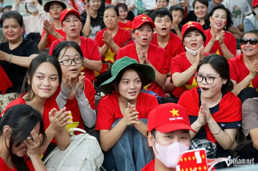 Người người, nhà nhà đội mưa chờ xem tổng hợp luyện diễu binh, diễu hành lần 2