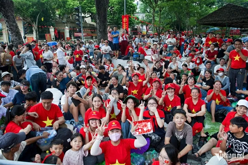 Người người, nhà nhà đội mưa chờ xem tổng hợp luyện diễu binh, diễu hành lần 2