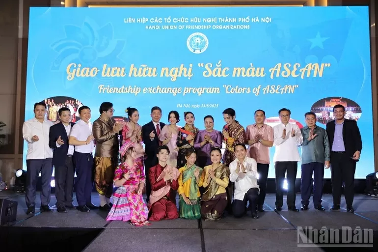 Các đại biểu chụp ảnh kỷ niệm. (Ảnh: KHÁNH LAN)