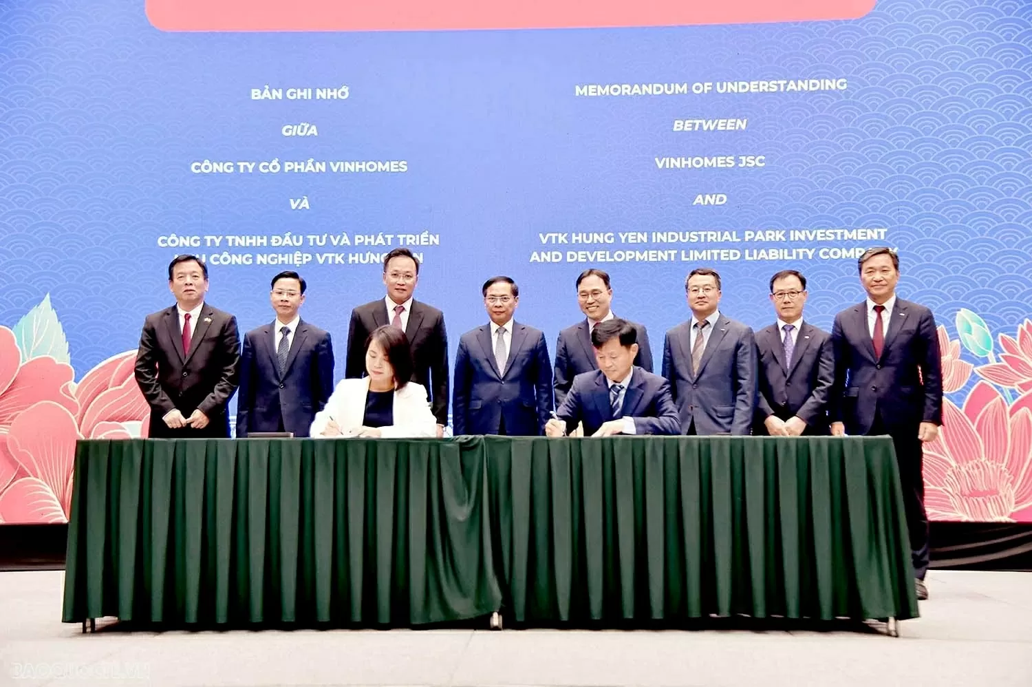 Lễ ký kết biên bản ghi nhớ hợp tác giữa doanh nghiệp Hàn Quốc và Việt Nam tại Hội nghị “Gặp gỡ Hàn Quốc 2025” do Bộ Ngoại giao phối hợp với Đại sứ quán Hàn Quốc tại Việt Nam và UBND tỉnh Hưng Yên tổ chức tại Khu đô thị Ecopak (Văn Giang), ngày 14/5/2025.