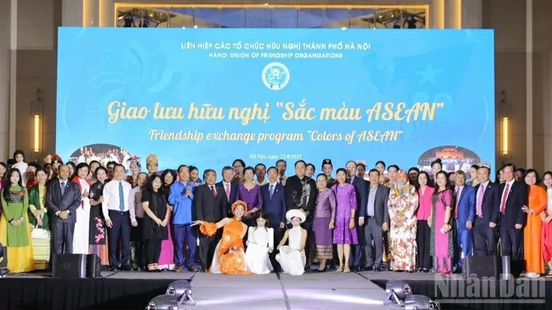 Các đại biểu tham dự chương trình giao lưu hữu nghị Giao lưu hữu nghị 'Sắc màu ASEAN'