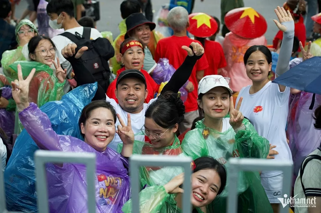 Người người, nhà nhà đội mưa chờ xem tổng hợp luyện diễu binh, diễu hành lần 2