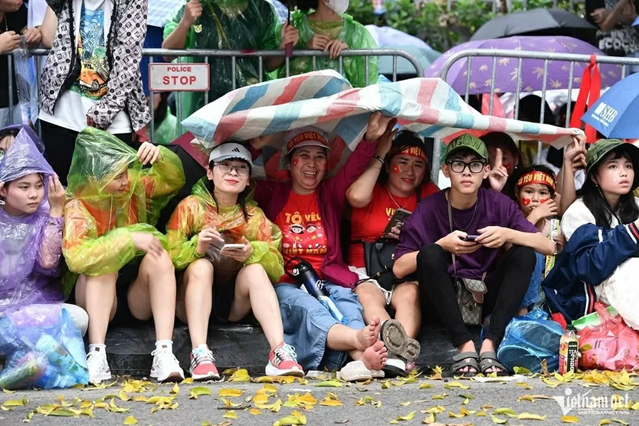 Người người, nhà nhà đội mưa chờ xem tổng hợp luyện diễu binh, diễu hành lần 2