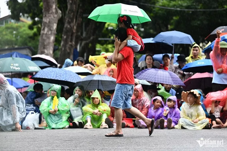 Người người, nhà nhà đội mưa chờ xem tổng hợp luyện diễu binh, diễu hành lần 2 Người người, nhà nhà đội mưa chờ xem tổng hợp luyện diễu binh, diễu hành lần 2