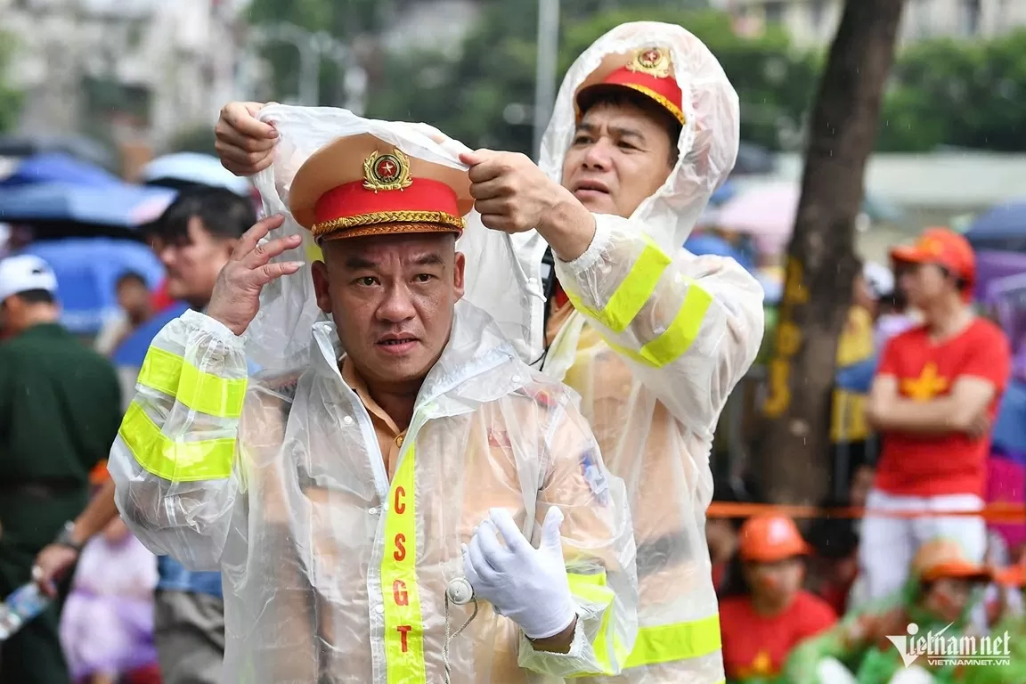 Người người, nhà nhà đội mưa chờ xem tổng hợp luyện diễu binh, diễu hành lần 2 Người người, nhà nhà đội mưa chờ xem tổng hợp luyện diễu binh, diễu hành lần 2