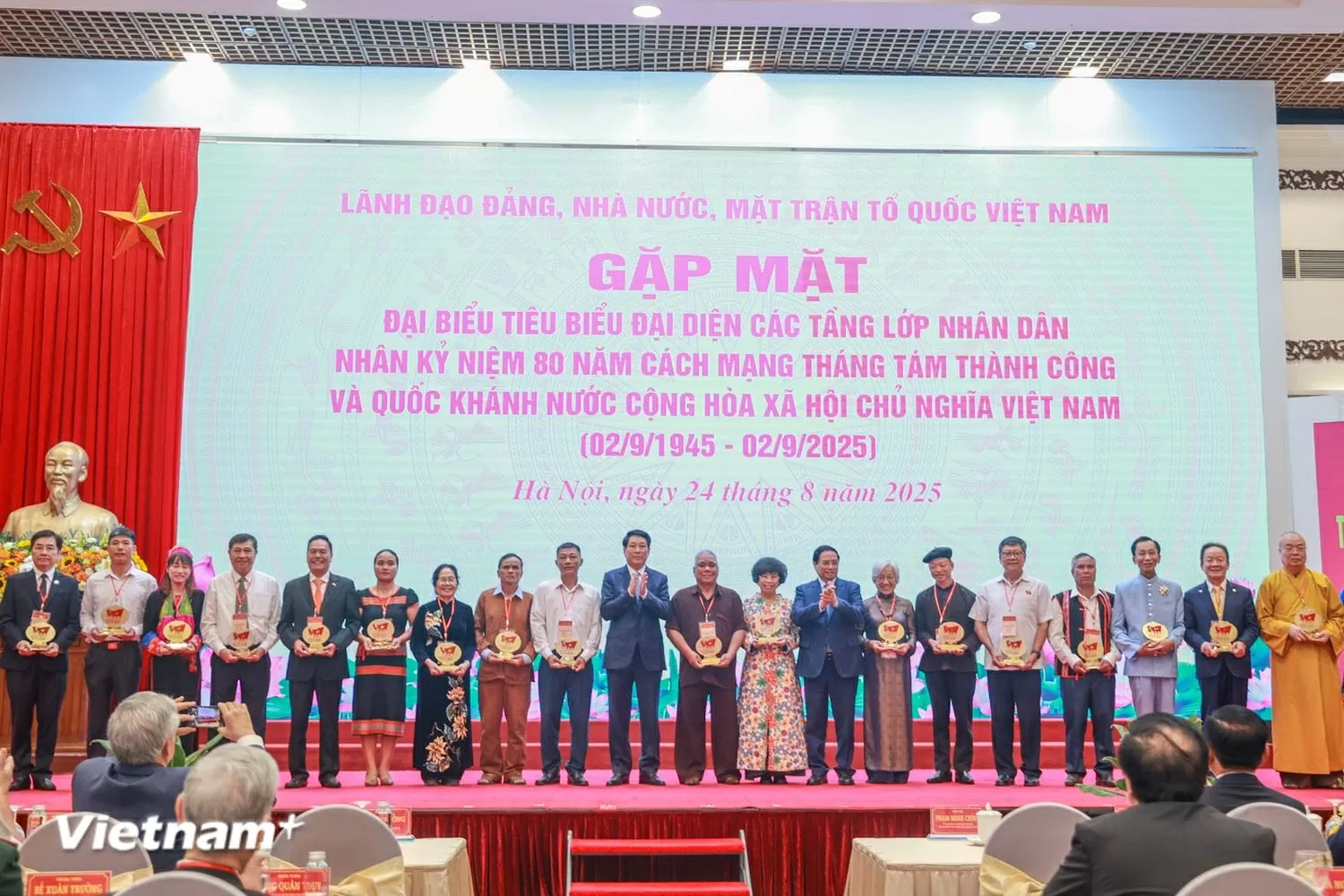 Lãnh đạo Đảng, Nhà nước đã gặp mặt 300 đại biểu tiêu biểu đến từ 34 tỉnh, thành phố đại diện các tầng lớp Nhân dân nhân kỷ niệm 80 năm Cách mạng Tháng tám và Quốc khánh 2/9. (Ảnh: Hoài Nam/Vietnam+) Lãnh đạo Đảng, Nhà nước đã gặp mặt 300 đại biểu tiêu biểu đến từ 34 tỉnh, thành phố đại diện các tầng lớp Nhân dân nhân kỷ niệm 80 năm Cách mạng Tháng tám và Quốc khánh 2/9. (Ảnh: Hoài Nam/Vietnam+)