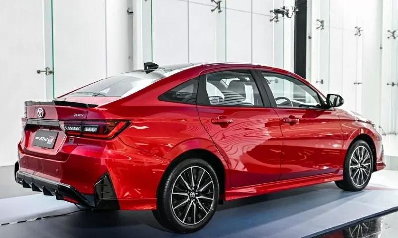 Toyota Yaris Ativ HEV được bổ sung các chi tiết nhận diện dòng hybrid như logo Toyota viền xanh lam và huy hiệu “HEV” ở đuôi xe.