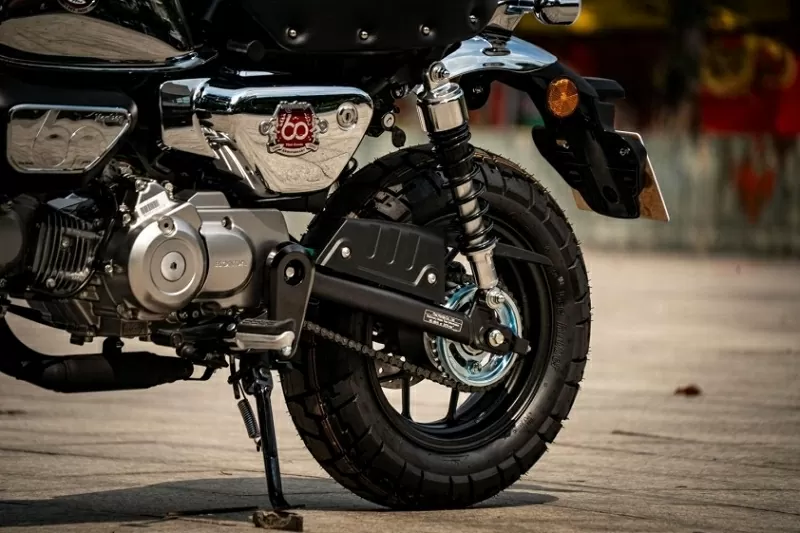 Ngoài lớp crôm bắt mắt, Monkey Chrome Legacy còn gây chú ý với biểu tượng 3D Double Monkey gắn trên ốp hông.