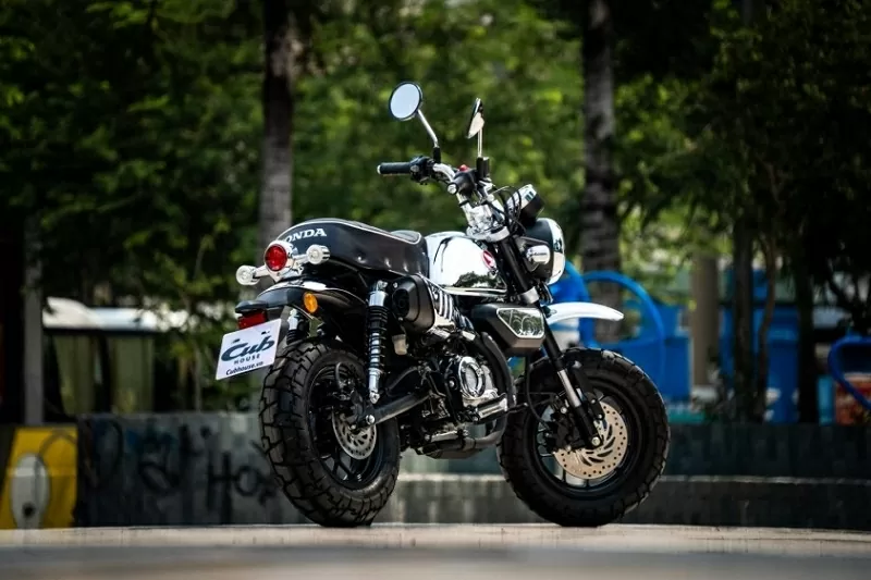 Cung cấp sức mạnh cho Honda Monkey Chrome Legacy là khối động cơ xi-lanh đơn 124cc.