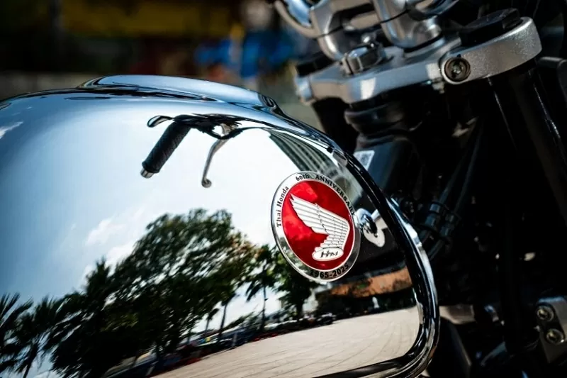 Các chi tiết như bình xăng, ốp hông, chắn bùn trước sau đều được mạ crôm tinh xảo, tạo vẻ ngoài sang trọng. 