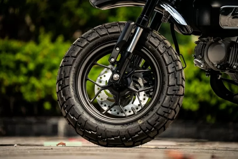Monkey Chrome Legacy sử dụng mâm đúc 12 inch cho cả hai bánh, kết hợp phanh đĩa đơn trước sau.