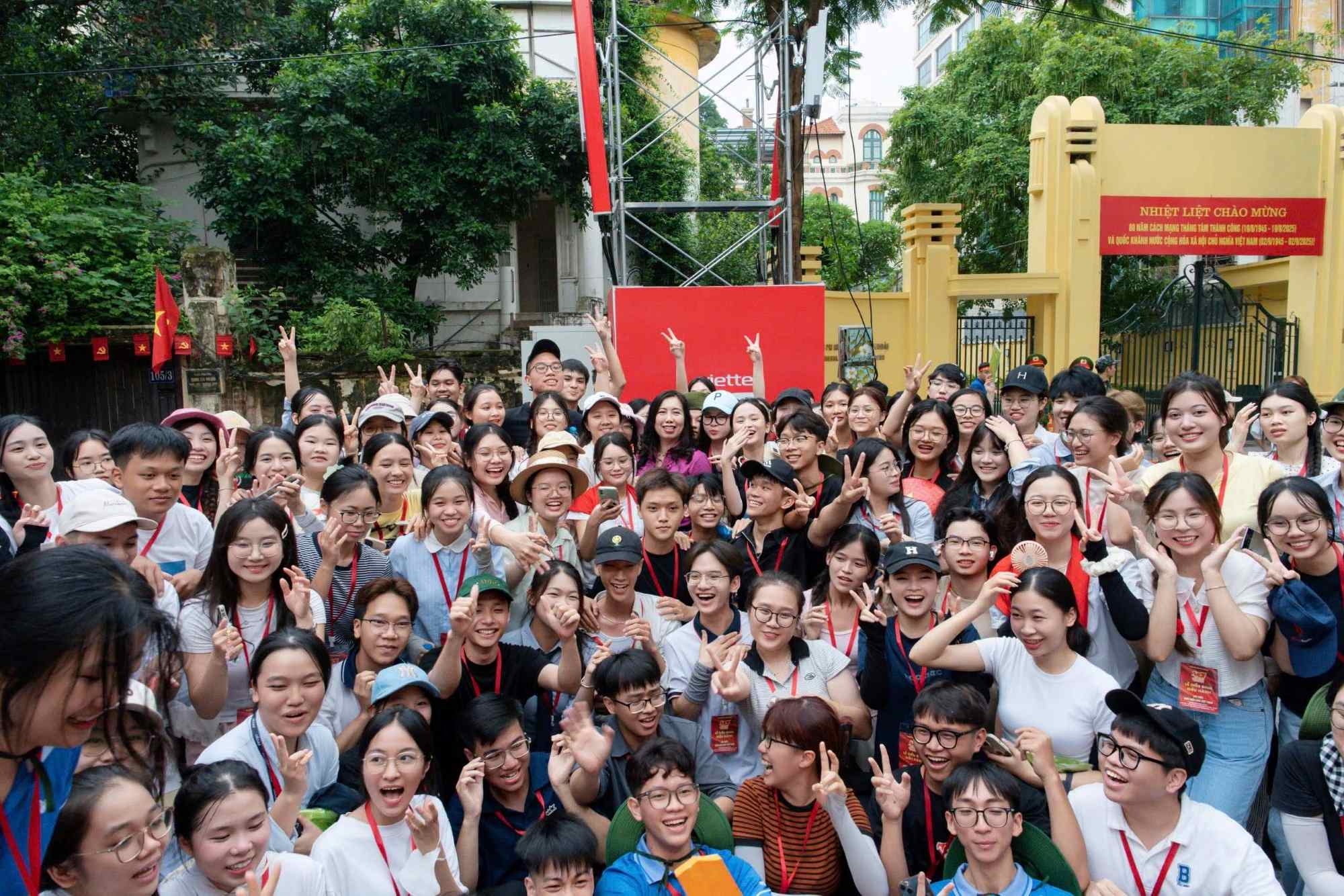 Thứ trưởng Lê Thị Thu Hằng thăm, động viên đoàn kiều bào tham gia diễu hành kỷ niệm Quốc khánh Thứ trưởng Lê Thị Thu Hằng thăm, động viên đoàn kiều bào tham gia diễu hành kỷ niệm Quốc khánh