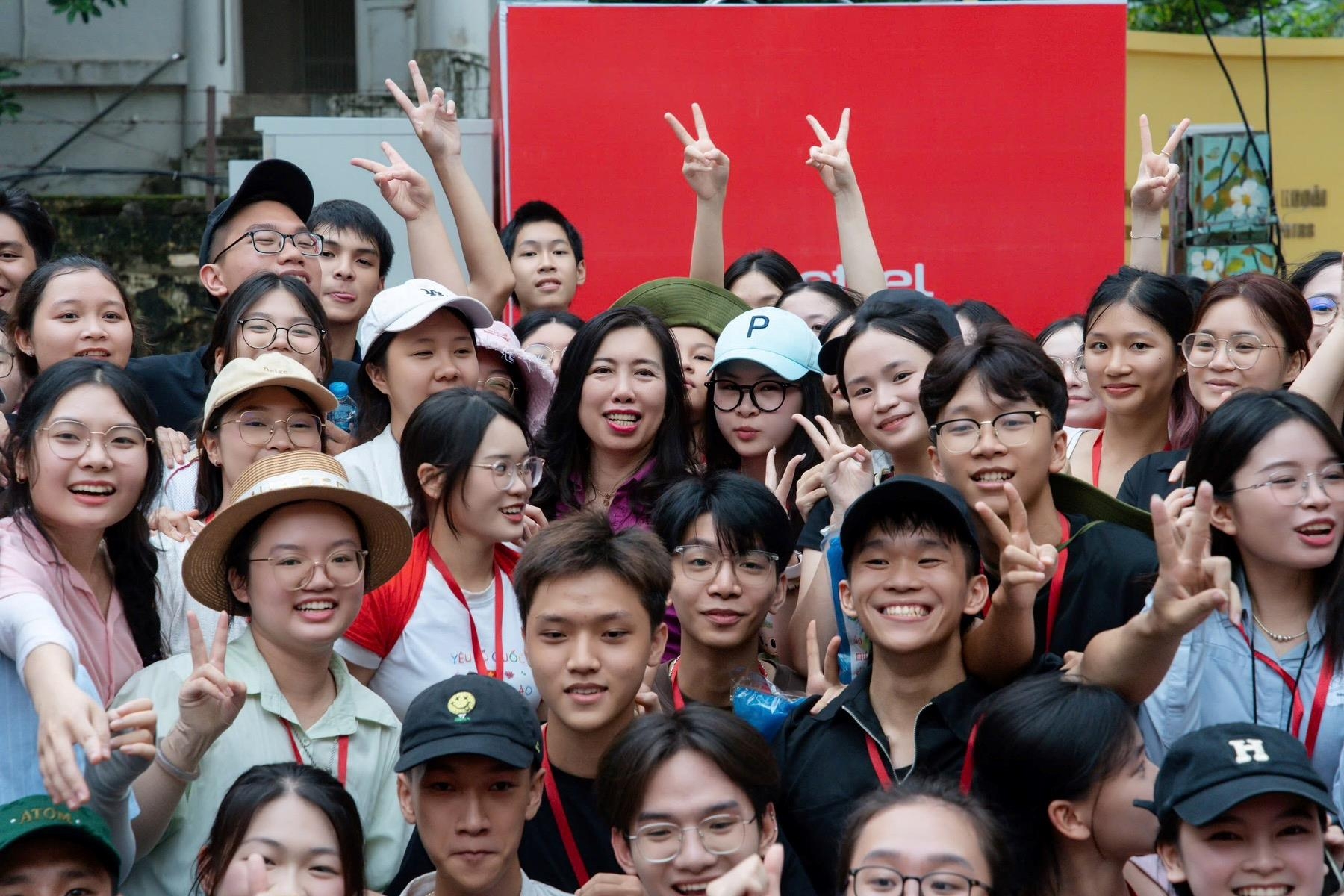 Thứ trưởng Lê Thị Thu Hằng thăm, động viên đoàn kiều bào tham gia diễu hành kỷ niệm Quốc khánh Thứ trưởng Lê Thị Thu Hằng thăm, động viên đoàn kiều bào tham gia diễu hành kỷ niệm Quốc khánh