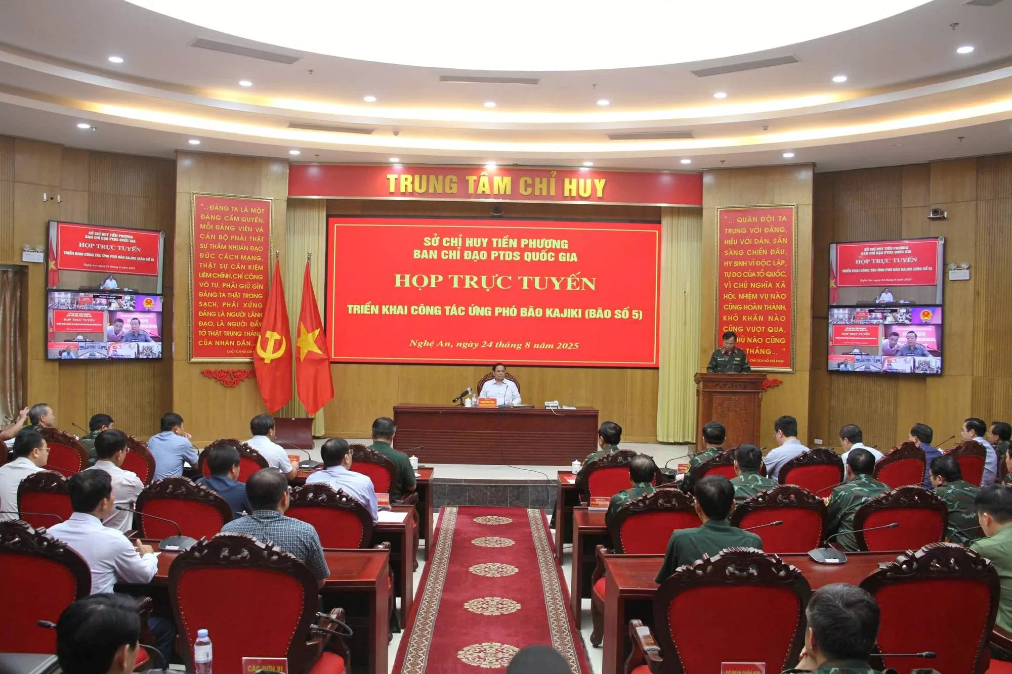 Thủ tướng Phạm Minh Chính chủ trì cuộc họp khẩn với Bí thư, Chủ tịch UBND các tỉnh từ Thanh Hóa đến Quảng Trị để triển khai công tác ứng phó với bão số 5 và mưa lũ sau bão - Ảnh VGP/Nhật Bắc