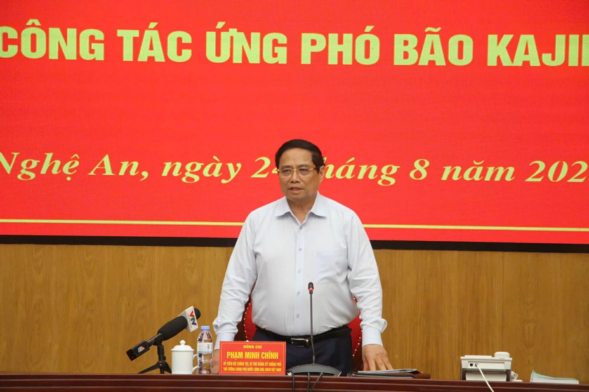 Thủ tướng Phạm Minh Chính chủ trì cuộc họp khẩn với Bí thư, Chủ tịch UBND các tỉnh từ Thanh Hóa đến Quảng Trị để triển khai công tác ứng phó với bão số 5 và mưa lũ sau bão - Ảnh VGP/Nhật Bắc