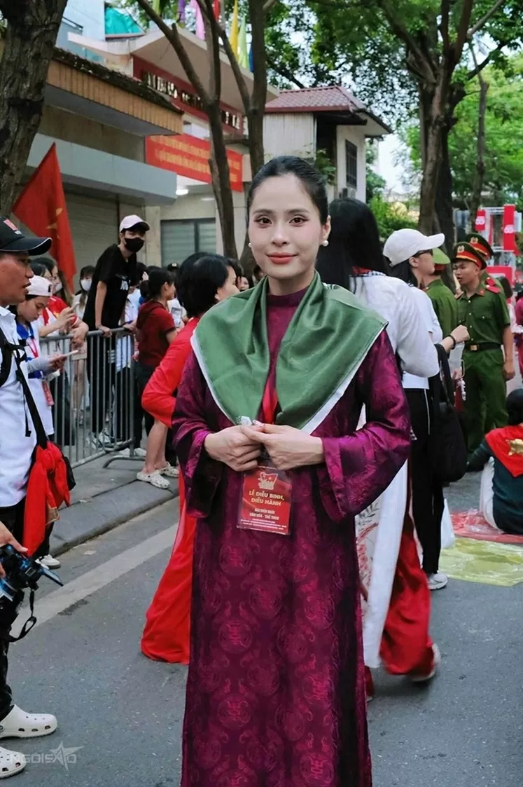 Dàn diễn viên nữ với trang phục áo dài ngày hợp luyện A80