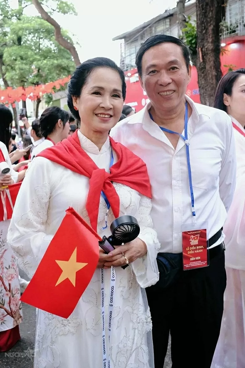 Dàn diễn viên nữ với trang phục áo dài ngày hợp luyện A80