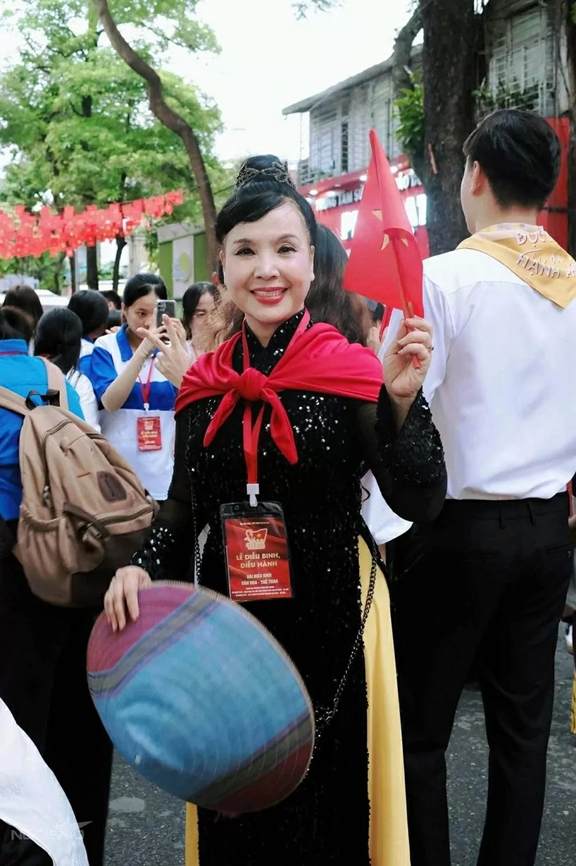 Dàn diễn viên nữ với trang phục áo dài ngày hợp luyện A80