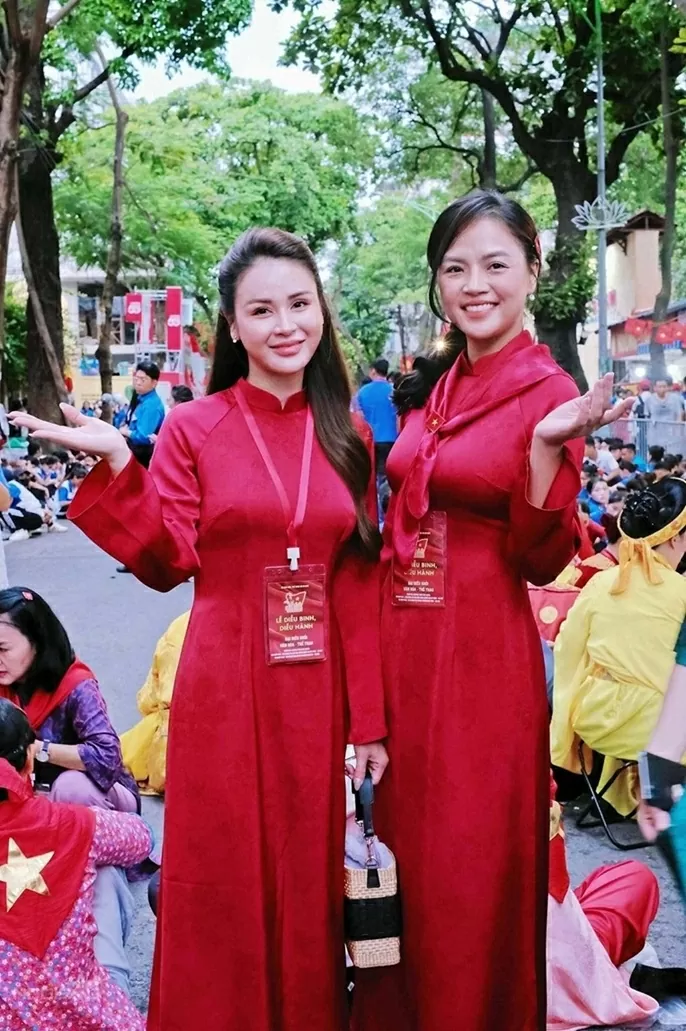 Dàn diễn viên nữ với trang phục áo dài ngày hợp luyện A80