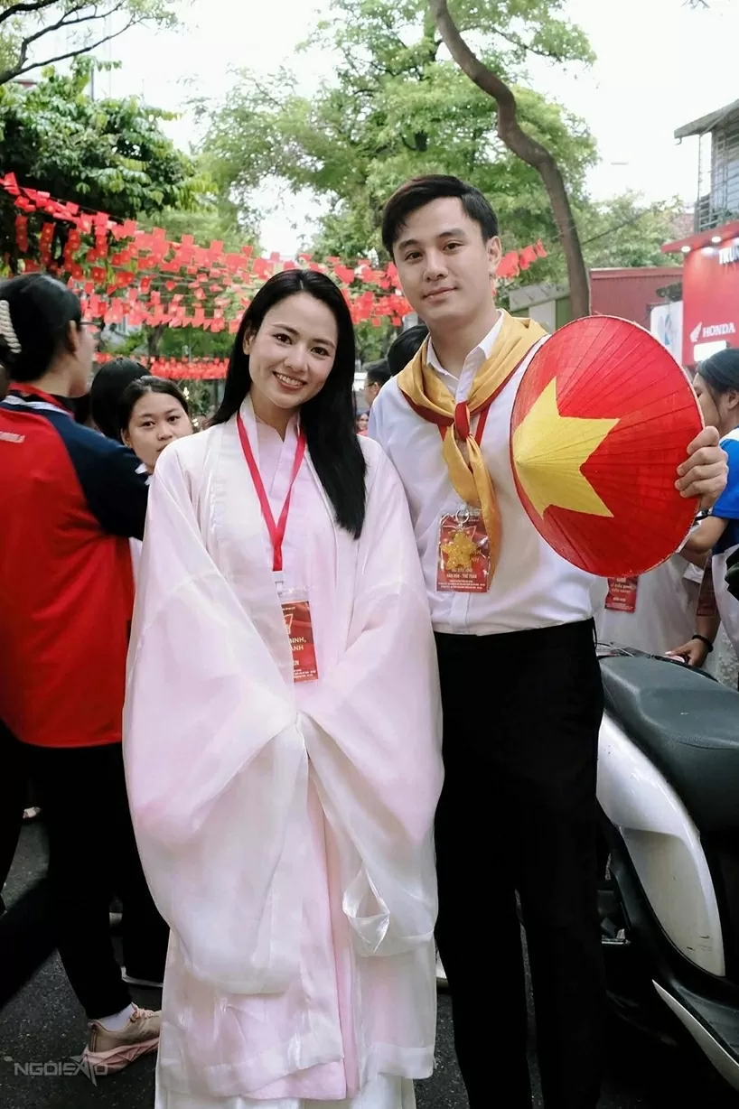 Dàn diễn viên nữ với trang phục áo dài ngày hợp luyện A80