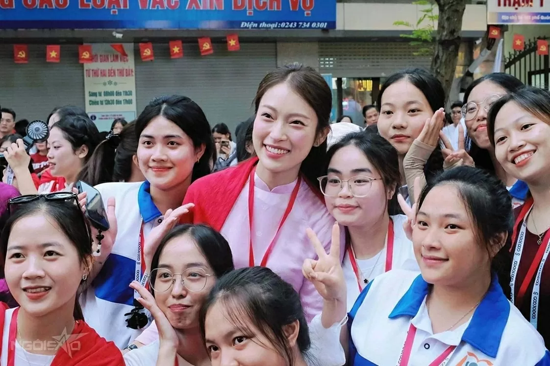 Dàn diễn viên nữ với trang phục áo dài ngày hợp luyện A80