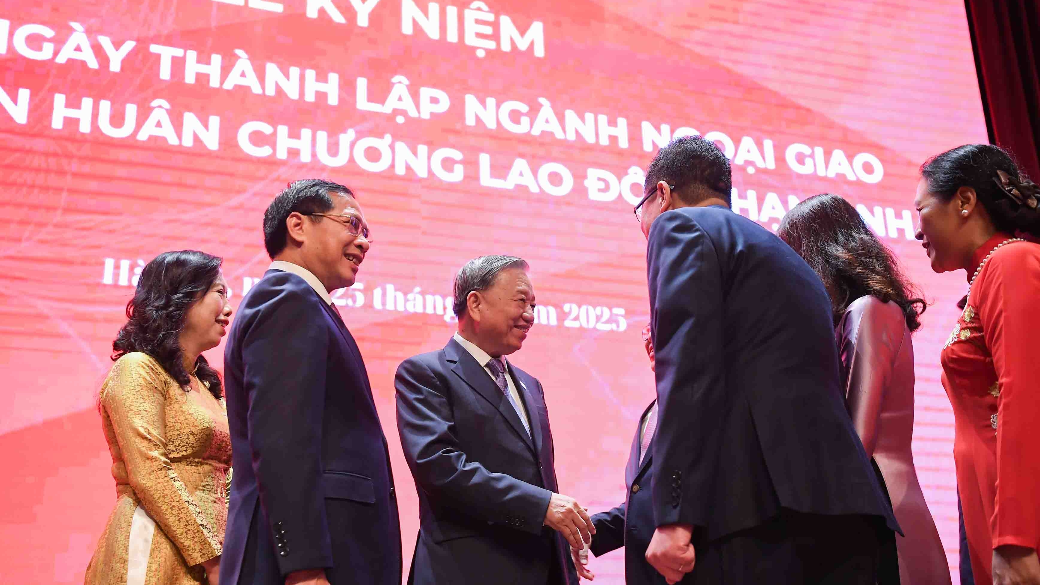 Ngoại giao Việt Nam: Tiếp tục tiên phong với những trọng trách vinh quang