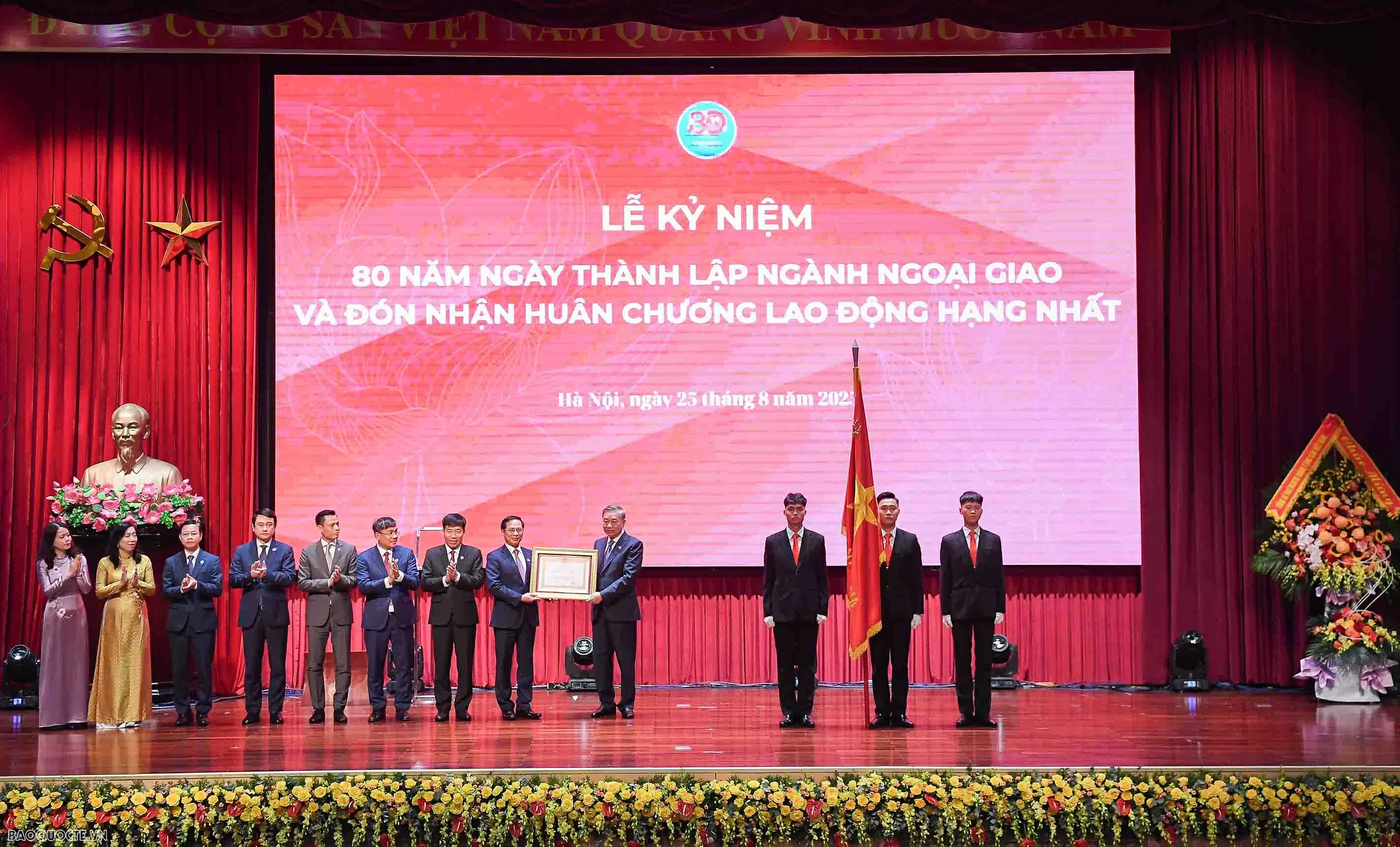 Tổng Bí thư Tô Lâm trao trao tặng Huân chương Lao động hạng Nhất cho Bộ Ngoại giao. (Ảnh: Nguyễn Hồng)