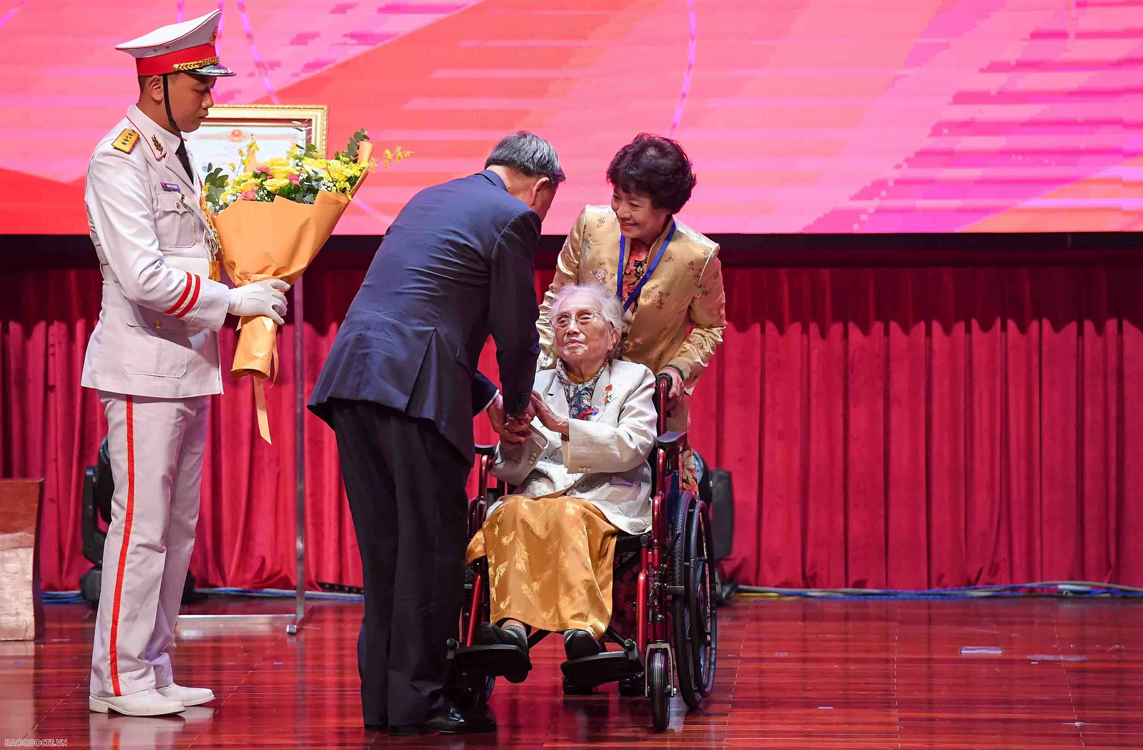 Tổng Bí thư Tô Lâm trao tặng bà Nguyễn Thị Bình danh hiệu Anh hùng Lao động