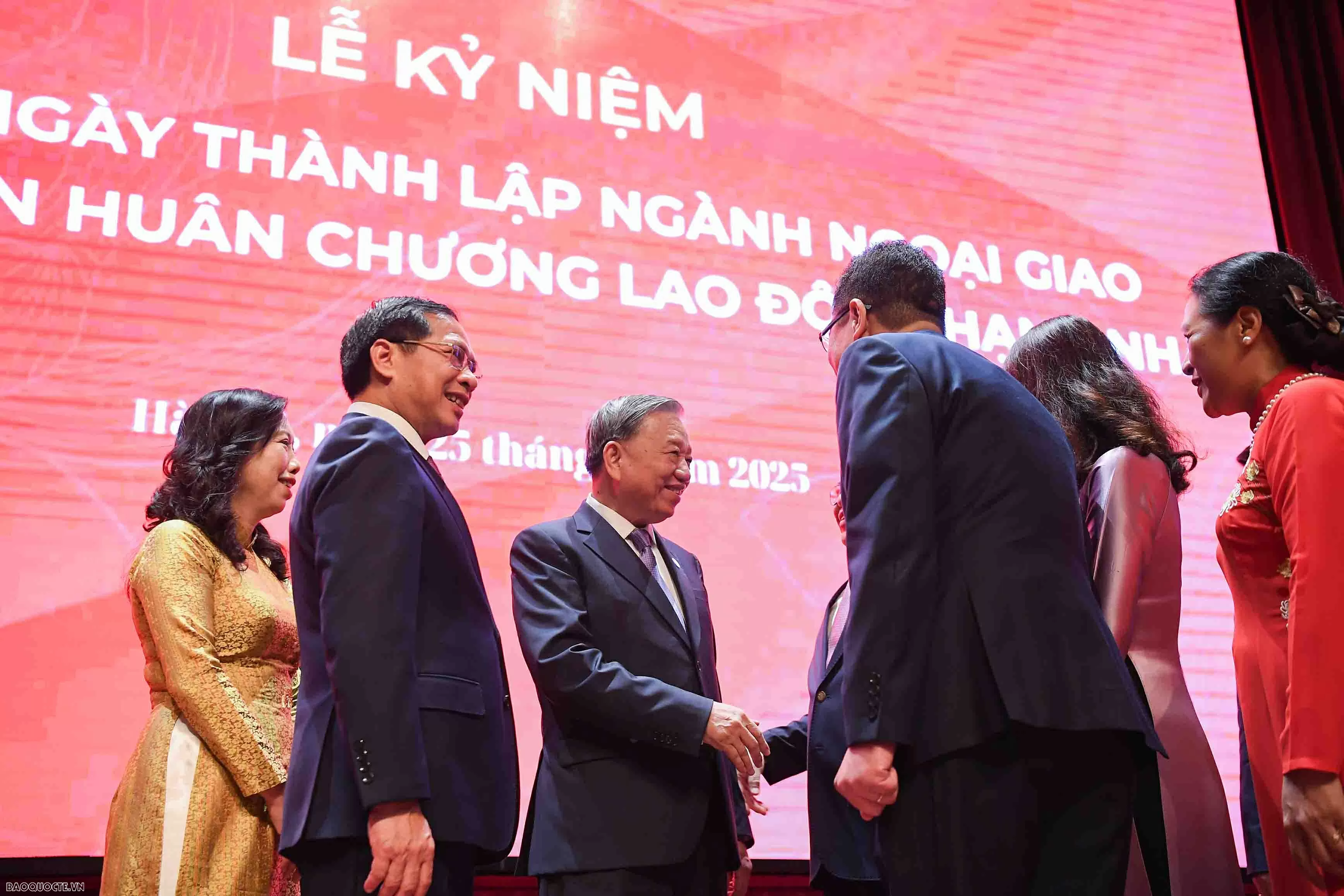 Các đại biểu tham dự Lễ kỷ niệm chụp ảnh lưu niệm. (Ảnh: Nguyễn Hồng)