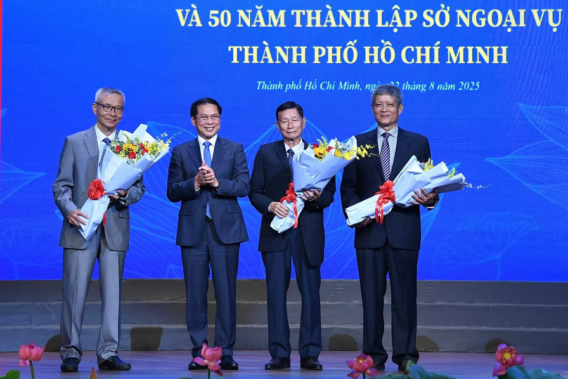 TP. Hồ Chí Minh cần ‘đi đầu, về trước’ trong thực hiện các mục tiêu phát triển, hội nhập TP. Hồ Chí Minh cần ‘đi đầu, về trước’ trong thực hiện các mục tiêu phát triển, hội nhập