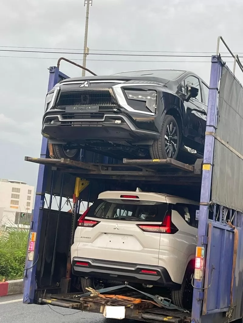 Mitsubishi Xpander 2025 bị bắt gặp khi đang được vận chuyển trên xe chuyên dụng. 