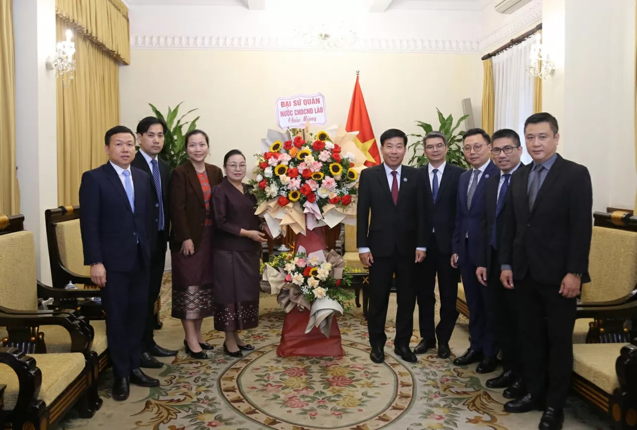 Cán bộ Đại sứ quán Lào đến chúc mừng nhân dịp kỷ niệm 80 năm Ngày Quốc khánh nước Cộng hòa xã hội chủ nghĩa Việt Nam (02/9/1945 – 02/9/2025) và 80 năm Ngày thành lập ngành Ngoại giao Việt Nam (28/8/1945 – 28/8/2025). (Ảnh: Thành Long)