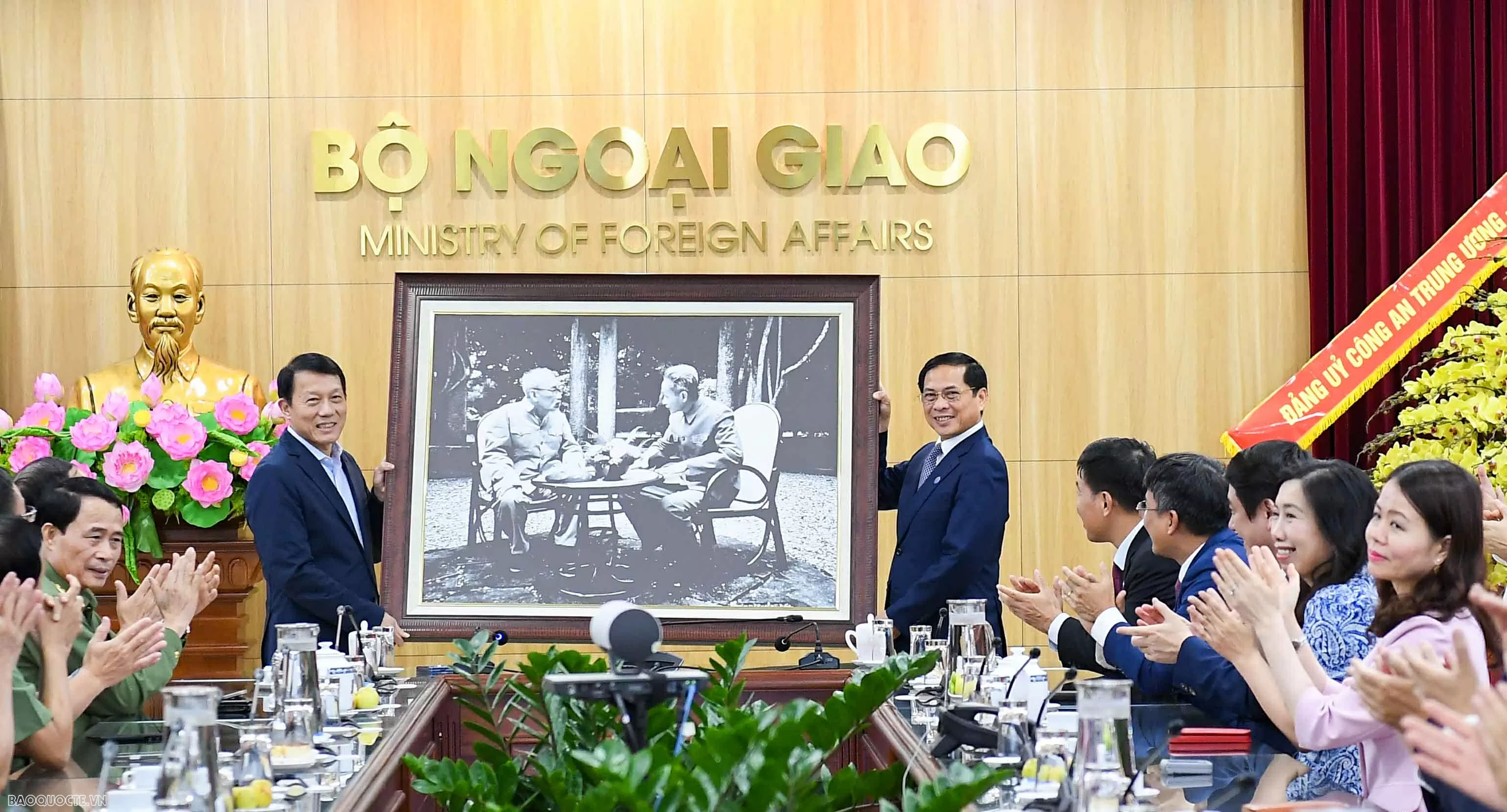 Lãnh đạo Bộ Công an chúc mừng 80 năm ngành Ngoại giao Lãnh đạo Bộ Công an chúc mừng 80 năm ngành Ngoại giao