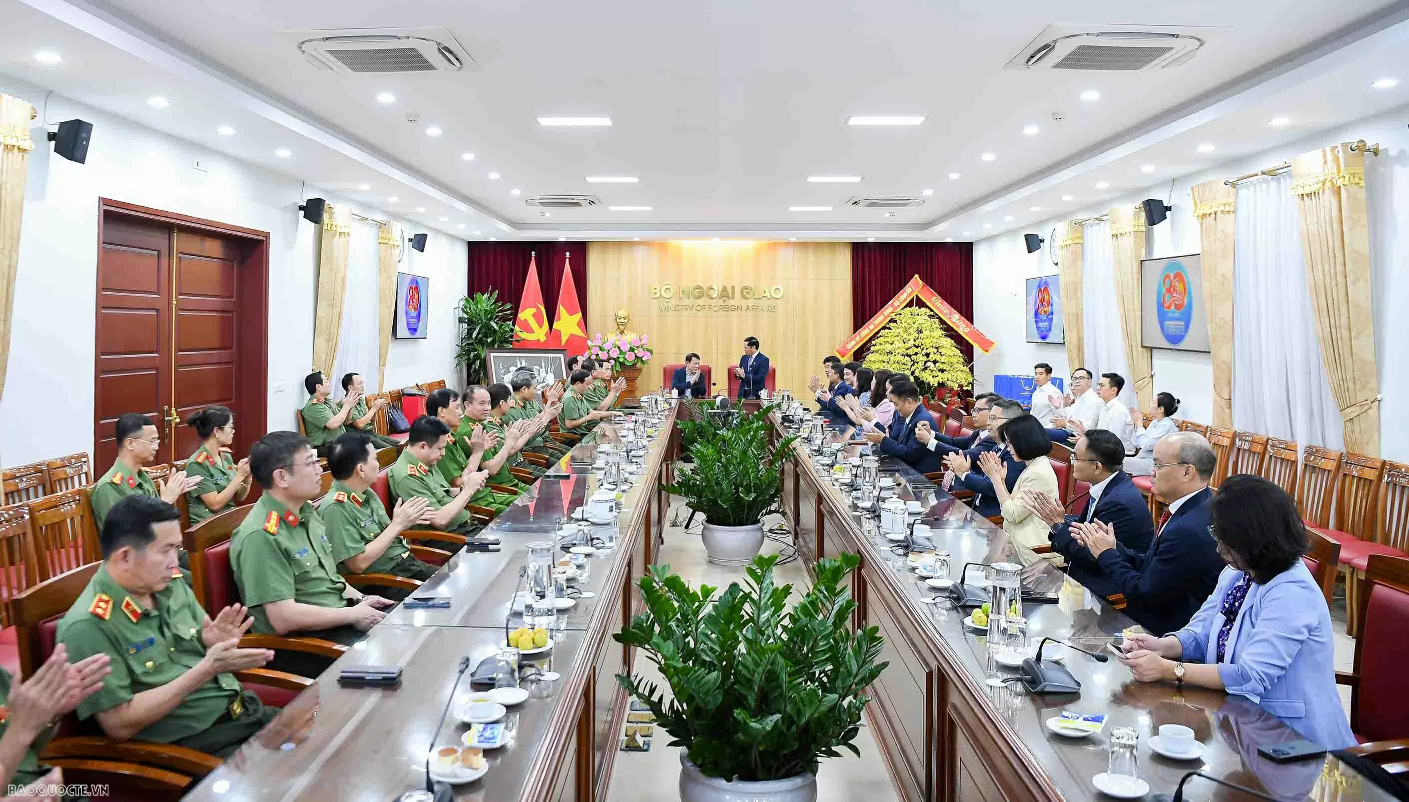 Lãnh đạo Bộ Công an chúc mừng 80 năm ngành Ngoại giao Lãnh đạo Bộ Công an chúc mừng 80 năm ngành Ngoại giao
