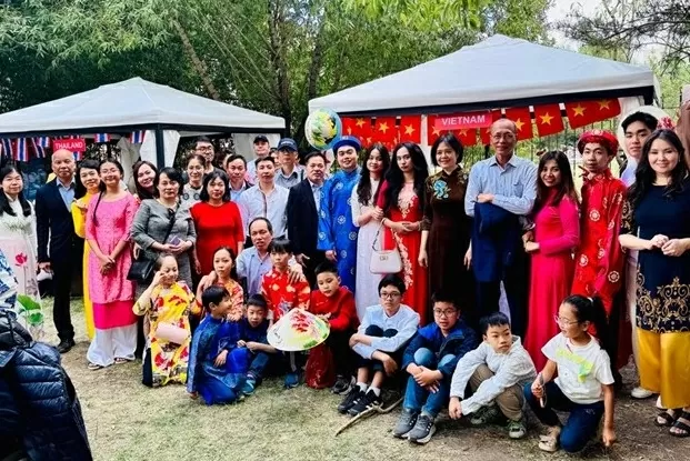 Đại sứ quán và cộng đồng người Việt Nam tại Kazakhstan tham dự Lễ hội.