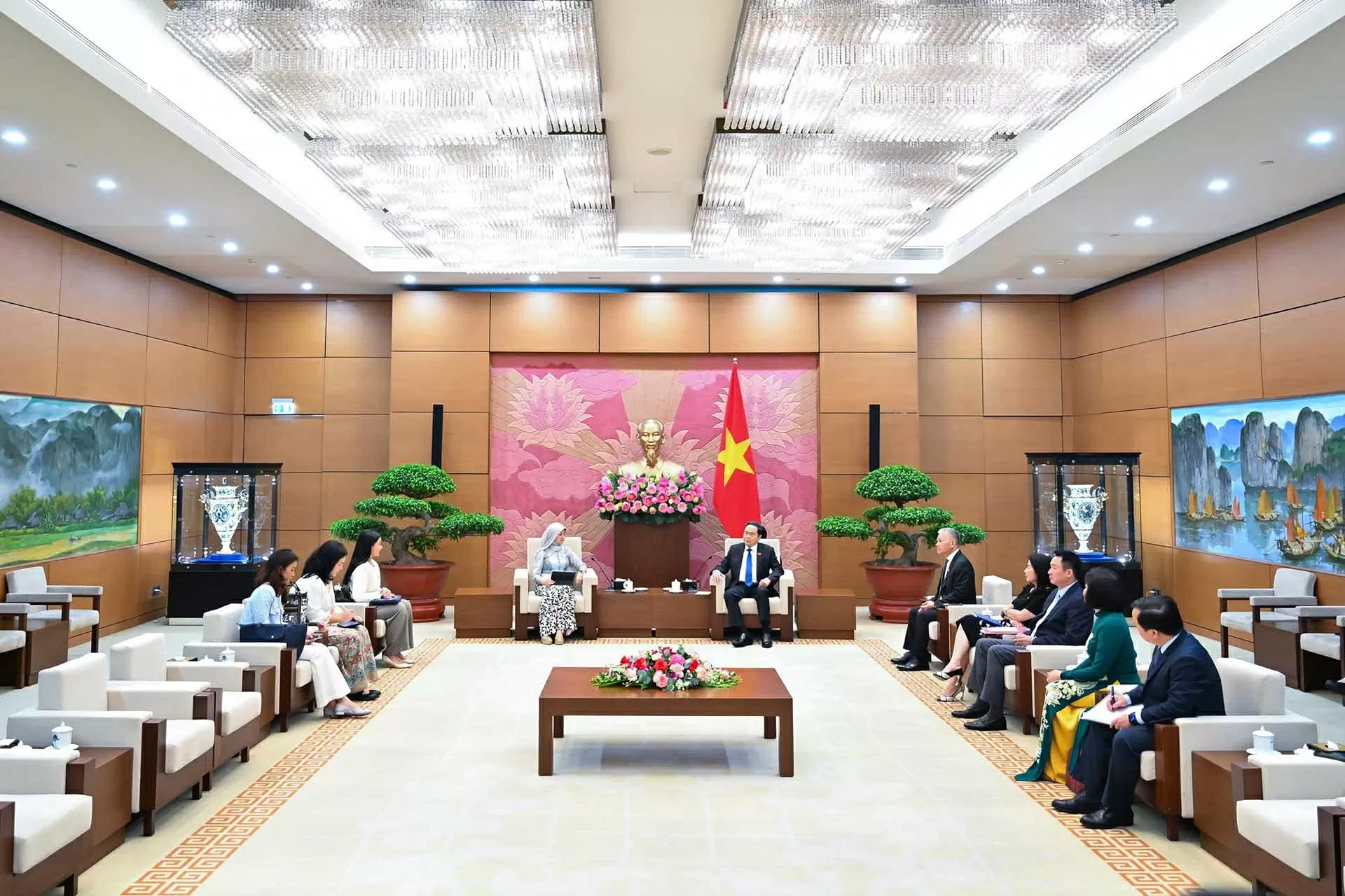 Chủ tịch Quốc hội Trần Thanh Mẫn tiếp Tổng thư ký AIPA Chủ tịch Quốc hội Trần Thanh Mẫn tiếp Tổng thư ký AIPA