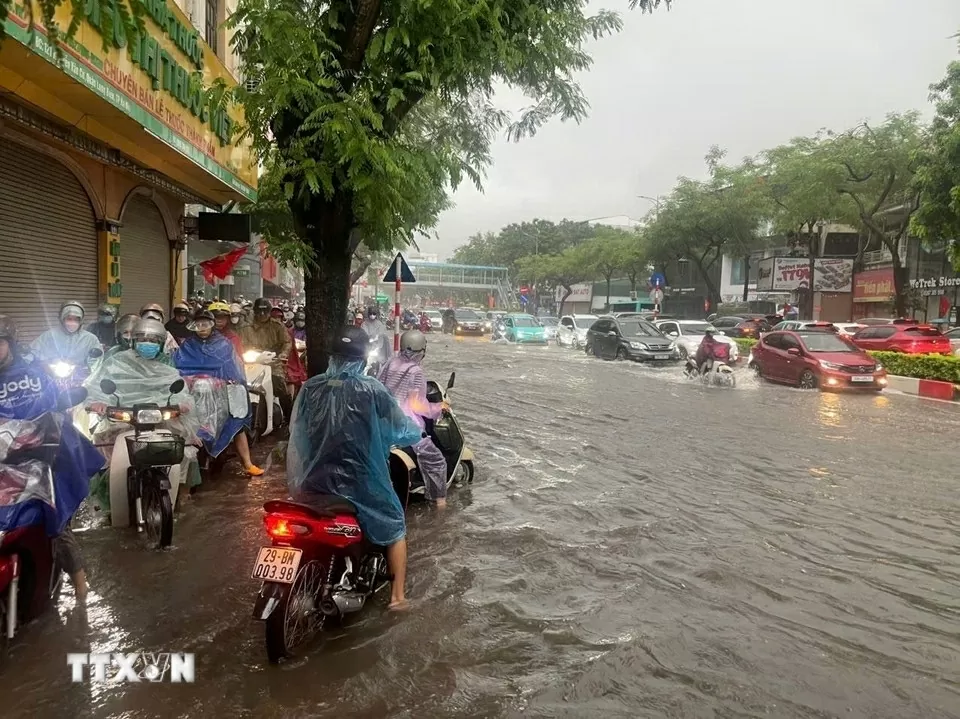 Mưa lớn do ảnh hưởng bão số 5, Hà Nội ngập lụt diện rộng Mưa lớn do ảnh hưởng bão số 5, Hà Nội ngập lụt diện rộng