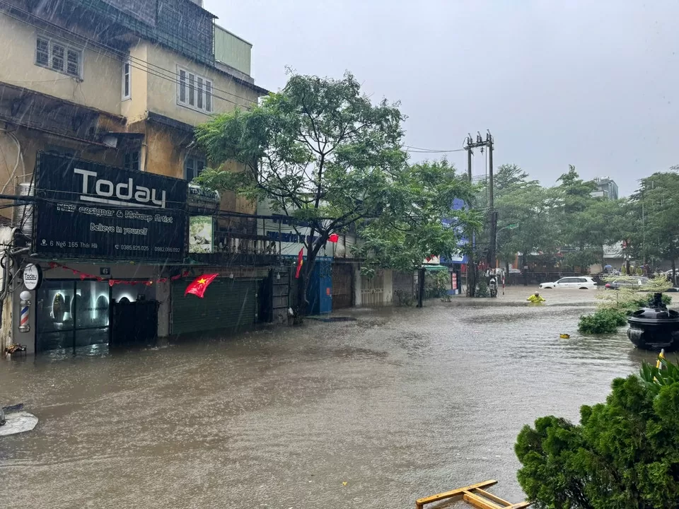 Mưa lớn do ảnh hưởng bão số 5, Hà Nội ngập lụt diện rộng Mưa lớn do ảnh hưởng bão số 5, Hà Nội ngập lụt diện rộng