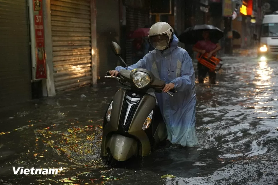 Mưa lớn do ảnh hưởng bão số 5, Hà Nội ngập lụt diện rộng Mưa lớn do ảnh hưởng bão số 5, Hà Nội ngập lụt diện rộng