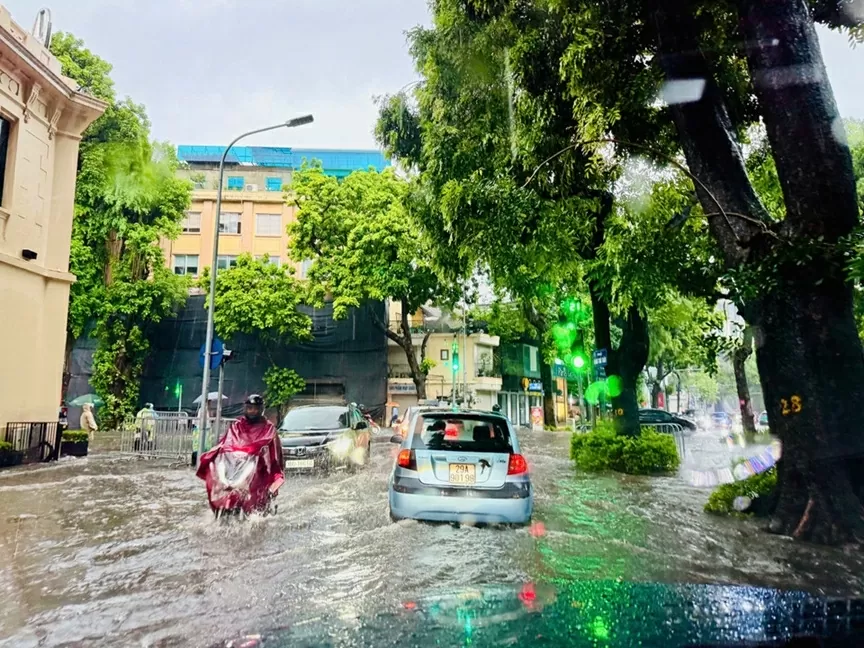 Mưa lớn do ảnh hưởng bão số 5, Hà Nội ngập lụt diện rộng