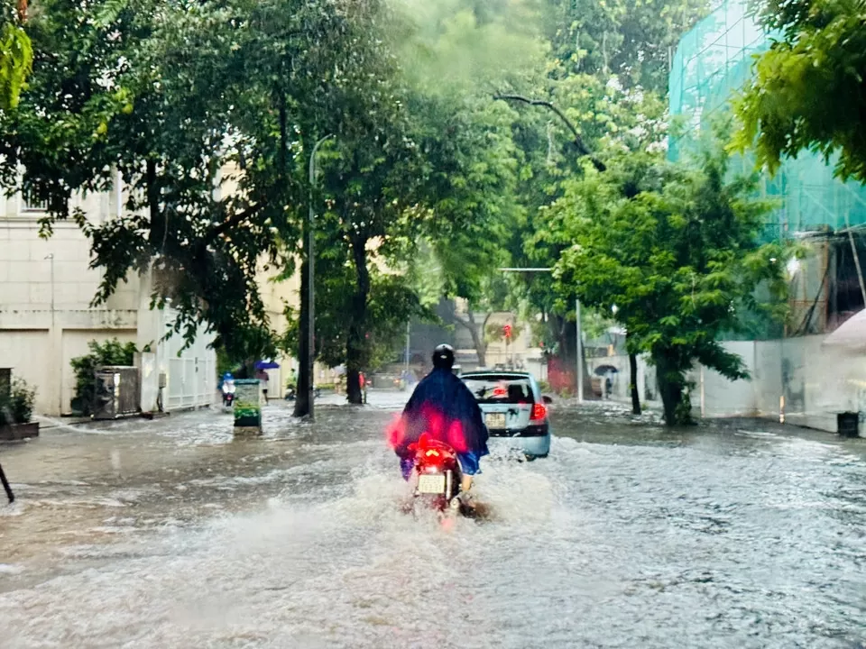 Mưa lớn do ảnh hưởng bão số 5, Hà Nội ngập lụt diện rộng Mưa lớn do ảnh hưởng bão số 5, Hà Nội ngập lụt diện rộng