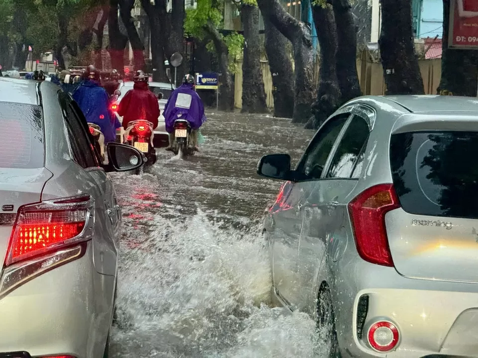 Mưa lớn do ảnh hưởng bão số 5, Hà Nội ngập lụt diện rộng Mưa lớn do ảnh hưởng bão số 5, Hà Nội ngập lụt diện rộng