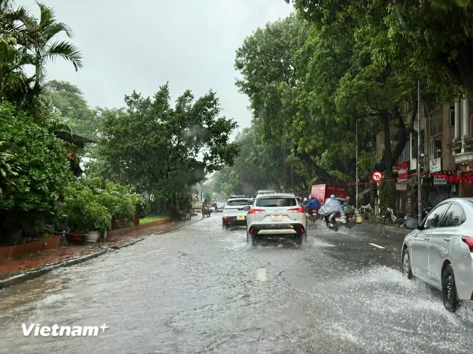 Mưa lớn do ảnh hưởng bão số 5, Hà Nội ngập lụt diện rộng Mưa lớn do ảnh hưởng bão số 5, Hà Nội ngập lụt diện rộng