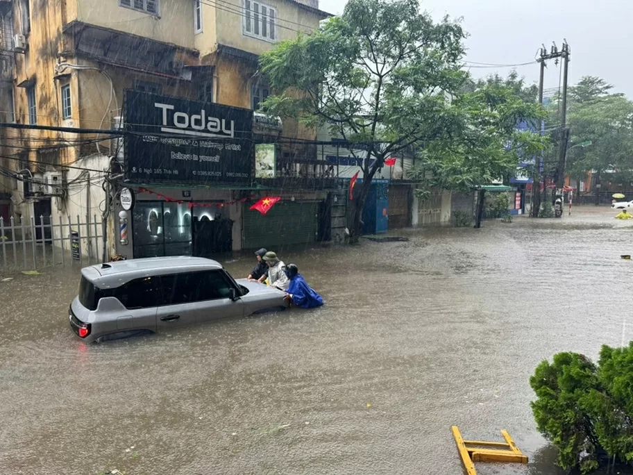 Mưa lớn do ảnh hưởng bão số 5, Hà Nội ngập lụt diện rộng Mưa lớn do ảnh hưởng bão số 5, Hà Nội ngập lụt diện rộng