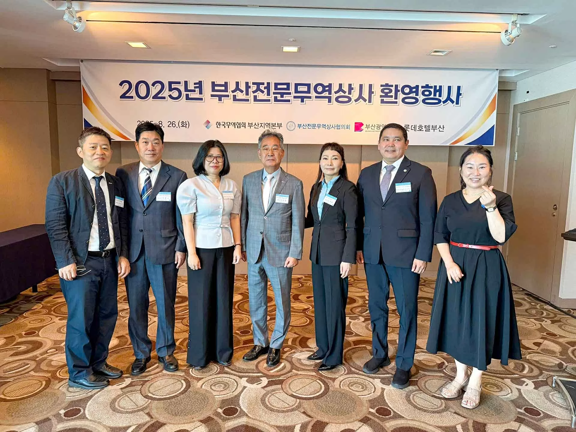 Tổng lãnh sự Đoàn Phương Lan và đại diện các doanh nghiệp thương mại Hàn Quốc.