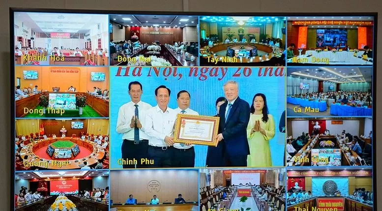 Phó Bí thư Tỉnh ủy, Chủ tịch HĐND tỉnh Cà Mau Phạm Văn Thiều nhận Huân chương Lao động hạng Ba. (Nguồn: VGP)