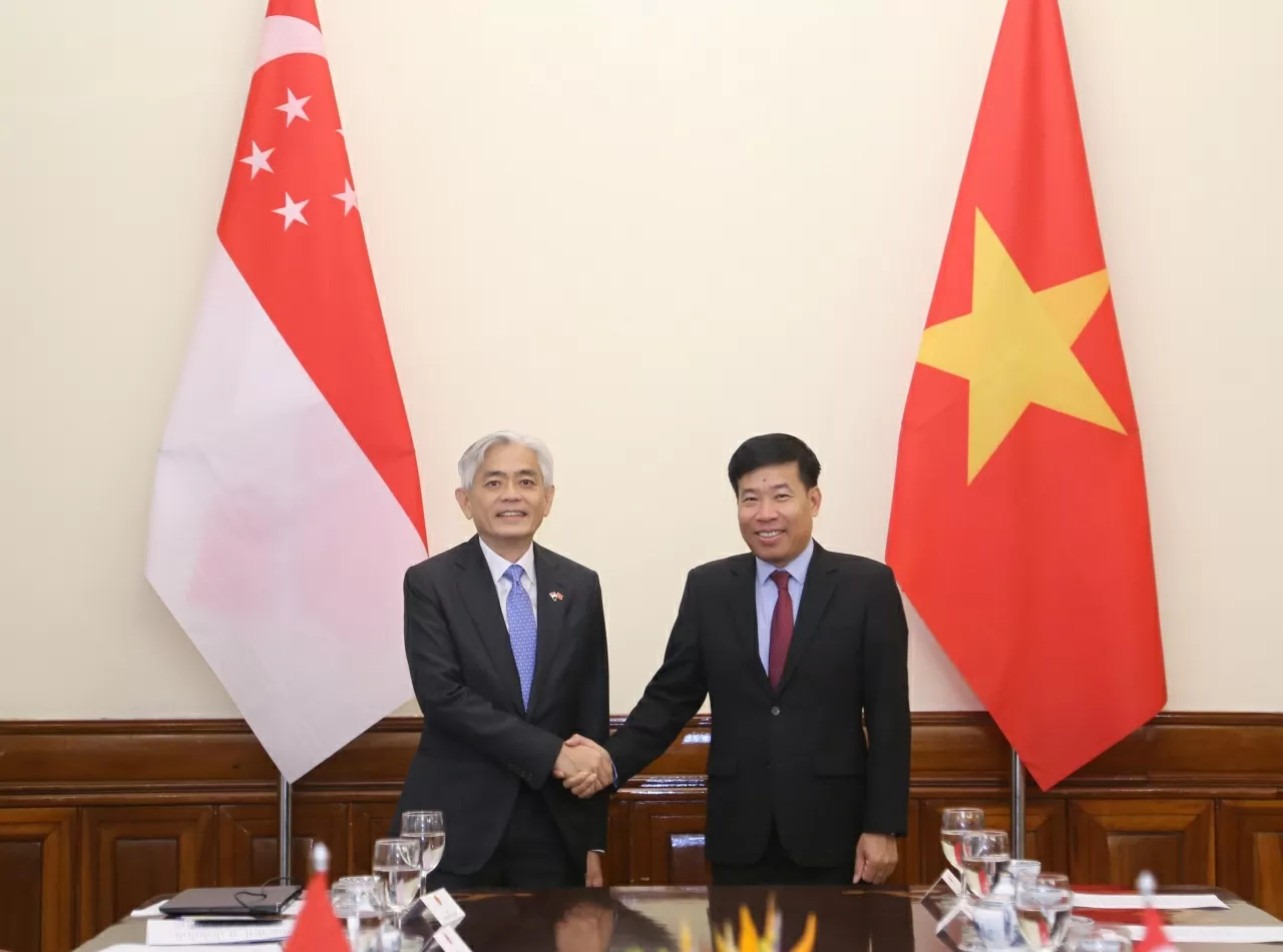 Thứ trưởng Ngoại giao Nguyễn Mạnh Cường tiếp đón Bí thư Thường trực Bộ Ngoại giao Singapore Albert Chua. (Ảnh: Thành Long)
