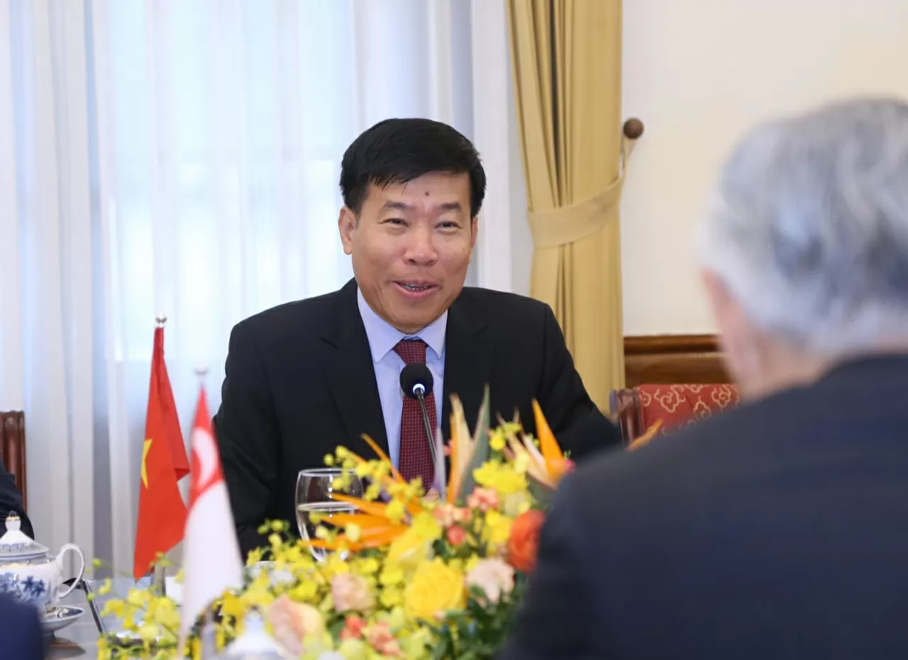 Thứ trưởng Ngoại giao Nguyễn Mạnh Cường hoan nghênh và đề nghị Singapore ưu tiên mở rộng đi đôi với nâng cấp mạng lưới các khu công nghiệp Việt Nam – Singapore thế hệ 2 . (Ảnh: Thành Long)